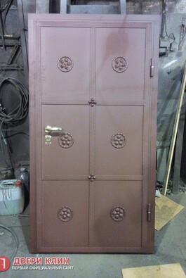Наружная железная дверь с ковкой