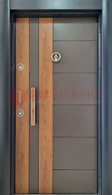 Коричневая входная дверь c МДФ панелью ЧД-01 в частный дом в Пскове