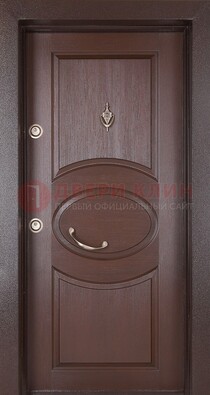 Коричневая входная дверь c МДФ панелью ЧД-36 в частный дом в Пскове