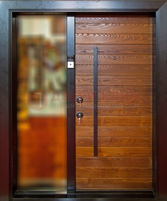Коричневая входная дверь c МДФ панелью и стеклом ЧД-38 в частный дом в Пскове