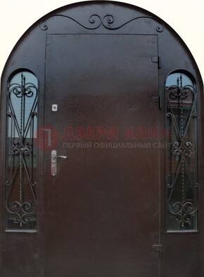 Арочная дверь со стеклом и ковкой ДА-16 под старину в Пскове