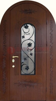 Качественная входная арочная дверь со стеклом и ковкой ДА-18 в Пскове