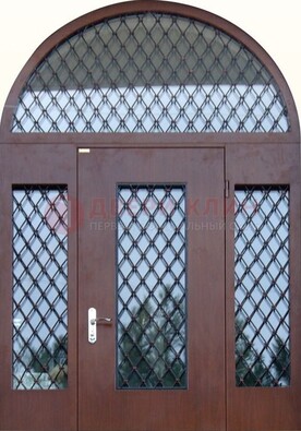 Крепкая стальная арочная дверь со стеклом и ковкой ДА-21 в Пскове