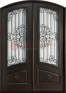 Арочная дверь со стеклом и ковкой ДА-33 в загородный дом в Пскове