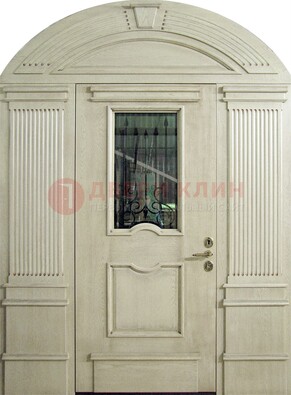 Белая входная дверь массив со стеклом и ковкой ДА-49 в Пскове