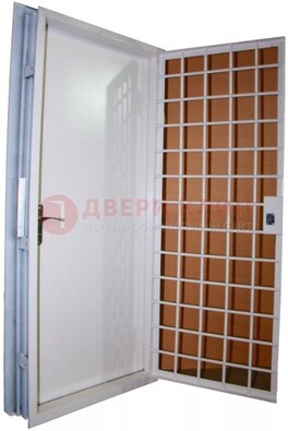 Белая стальная бронированная дверь с нитроэмалью ДБ-7 в Пскове