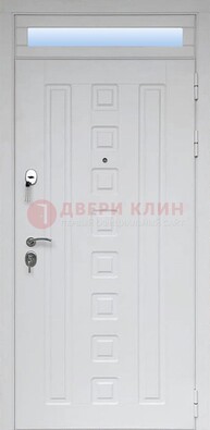 Белая металлическая дверь с фрамугой для коттеджа ДФГ-21 в Пскове