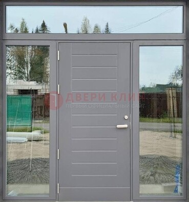 Серая стальная дверь с панелью МДФ и стеклянными фрамугами ДФГ-28 в Пскове
