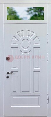 Белая входная дверь со стеклом и верхней фрамугой ДФГ-3 в Пскове