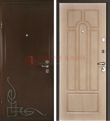 Квартирная коричневая железная дверь с ковкой ДК-19 в Пскове