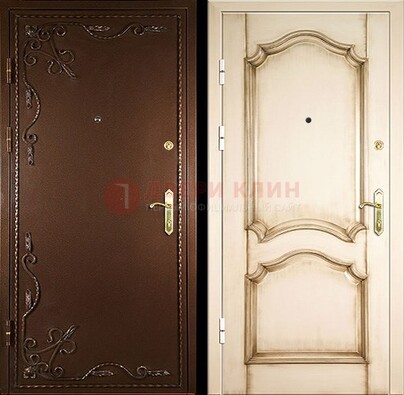 Квартирная коричневая стальная дверь с ковкой ДК-1 в Пскове
