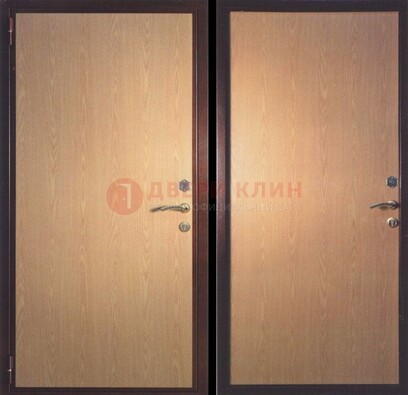Коричневая металлическая дверь с ламинатом ДЛ-17 в Пскове