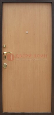 Коричневая стальная дверь с ламинатом ДЛ-1 в Пскове