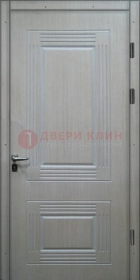 Белая металлическая дверь с МДФ ДМ-128 в Пскове
