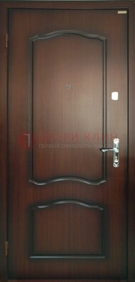 Коричневая стальная дверь с МДФ ДМ-138 для квартиры в Пскове