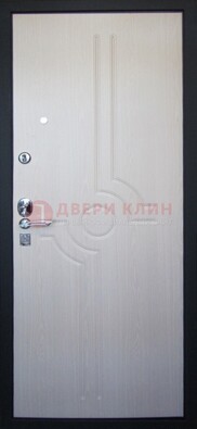 Белая металлическая дверь с МДФ ДМ-172 в квартиру в Пскове