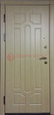 Светлая железная дверь с МДФ ДМ-21 в дом в Пскове