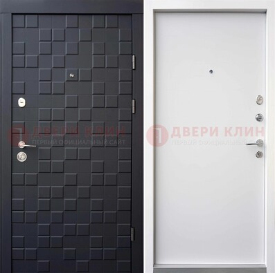 Темная входная дверь с белой МДФ внутри ДМ-222 в Пскове