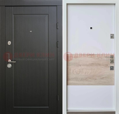 Черная металлическая дверь с белой МДФ внутри ДМ-230 в Пскове