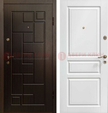 Входная дверь Коричневая металлическая филенчатая с белой МДФ внутри ДМ-241 в Пскове