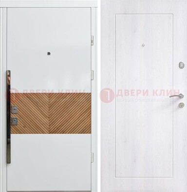 Белая железная дверь МДФ горизонтальной вставкой ДМ-265 в Пскове