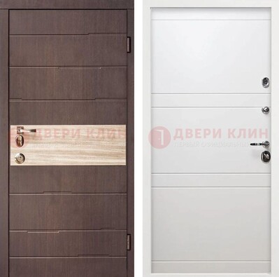 Коричневая стальная дверь с филенчатой МДФ в Белом цвете ДМ-306 в Пскове