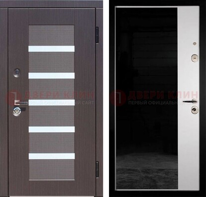 Железная коричневая дверь МДФ с темной стеклянной вставкой внутри ДМ-315 в Пскове