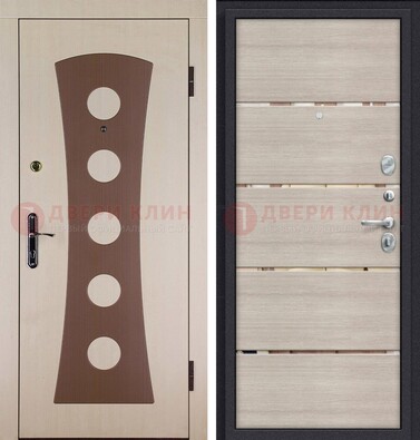 Светлая металлическая дверь с МДФ в квартиру ДМ-365 в Пскове