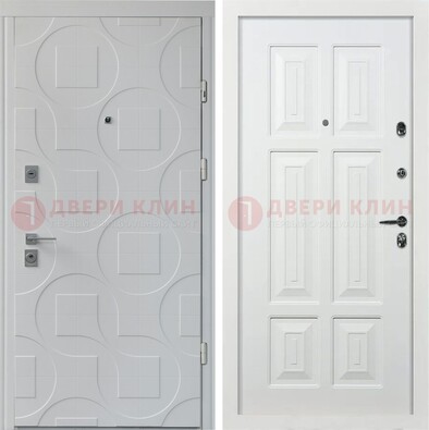 Белая стальная дверь в квартиру с панелями МДФ ДМ-494 в Пскове