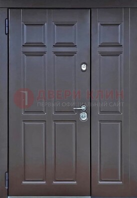 Тёмная двухстворчатая входная дверь для коттеджа с МДФ ДМ-533 в Пскове