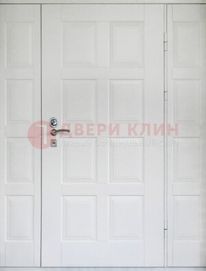 Белая входная дверь для коттеджа с МДФ ДМ-536 в Пскове