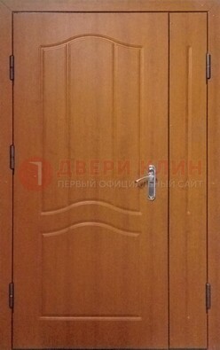 Коричневая двухстворчатая тамбурная дверь с МДФ ДМ-538 в Пскове