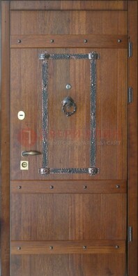 Темная стальная дверь с массивом дуба с ковкой ДМД-37 в Пскове