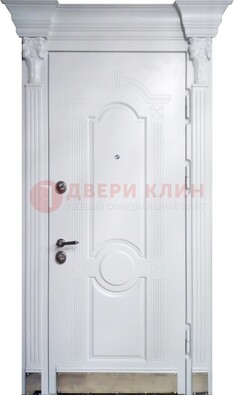 Белая металлическая дверь с массивом дуба для дома ДМД-59 в Пскове