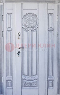 Белая двухстворчатая дверь с массивом дуба ДМД-72 в Пскове
