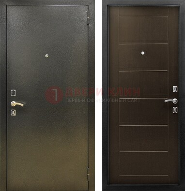 Темная металлическая дверь с порошковым напылением ДП-105 в Пскове