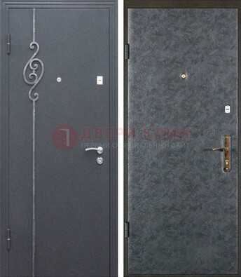 Серая стальная дверь с порошковым окрасом и ковкой ДП-109 в Пскове
