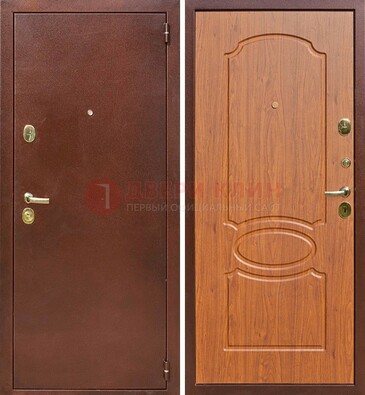Коричневая стальная дверь с порошковым напылением ДП-137 в Пскове