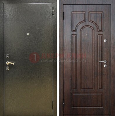 Железная темно-серая дверь с порошковым напылением и МДФ Тисненый орех ДП-275 в Пскове