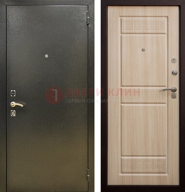 Железная темно-серая дверь с порошковым напылением и МДФ с резьбой ДП-276 в Пскове