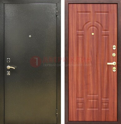 Входная темно-серая дверь с порошковой отделкой и МДФ Миланский орех ДП-281 в Пскове