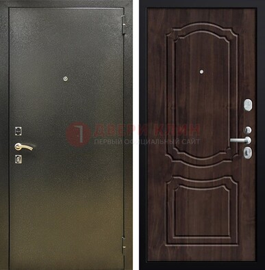 Темно-серая железная дверь с порошковым покрытием и коричневой МДФ ДП-288 в Пскове