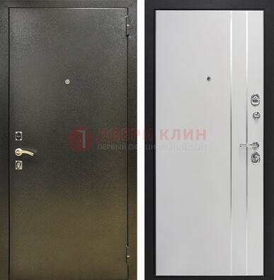 Железная темная дверь с порошковым покрытием и белая МДФ с молдингами  ДП-296 в Пскове