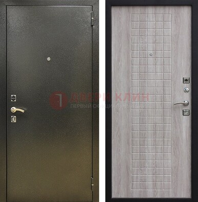 Железная темная дверь с порошковым покрытием и филенчатой МДФ ДП-297 в Пскове