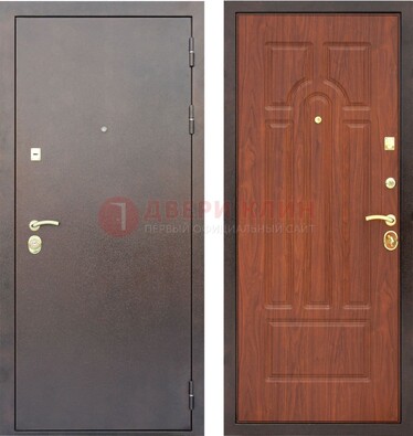 Темная стальная дверь с порошковым покрытием ДП-52 в Пскове