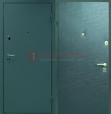 Зеленая стальная дверь с порошковым покрытием ДП-93 в Пскове