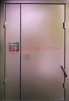 Коричневая стальная дверь в подъезд ДПД-1 в Пскове