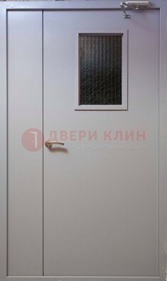Белая железная подъездная дверь ДПД-4 в Пскове