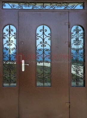Железная парадная дверь со стеклом и ковкой ДПР-16 для общественных зданий в Пскове