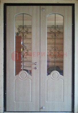 Парадная дверь со стеклянными вставками и ковкой ДПР-23 в деревянный дом в Старой Купавне